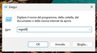Finestra Esegui di Windows con digitato il comando regedit per aprire il registro di sistema